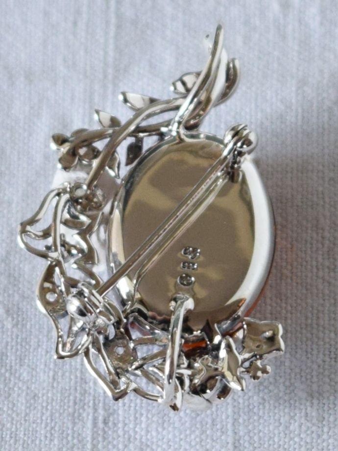 ブローチの裏側