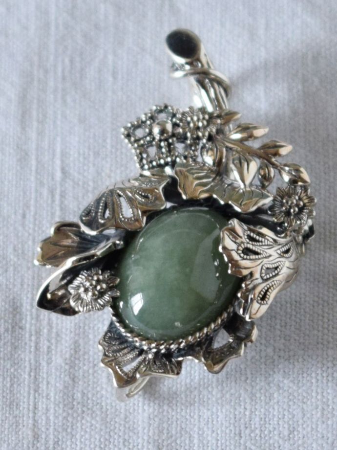 ウィリアムモリスデザインのブローチ