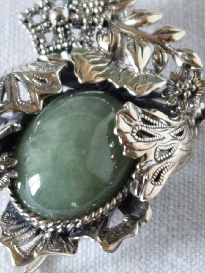 モリスのブローチの天然石