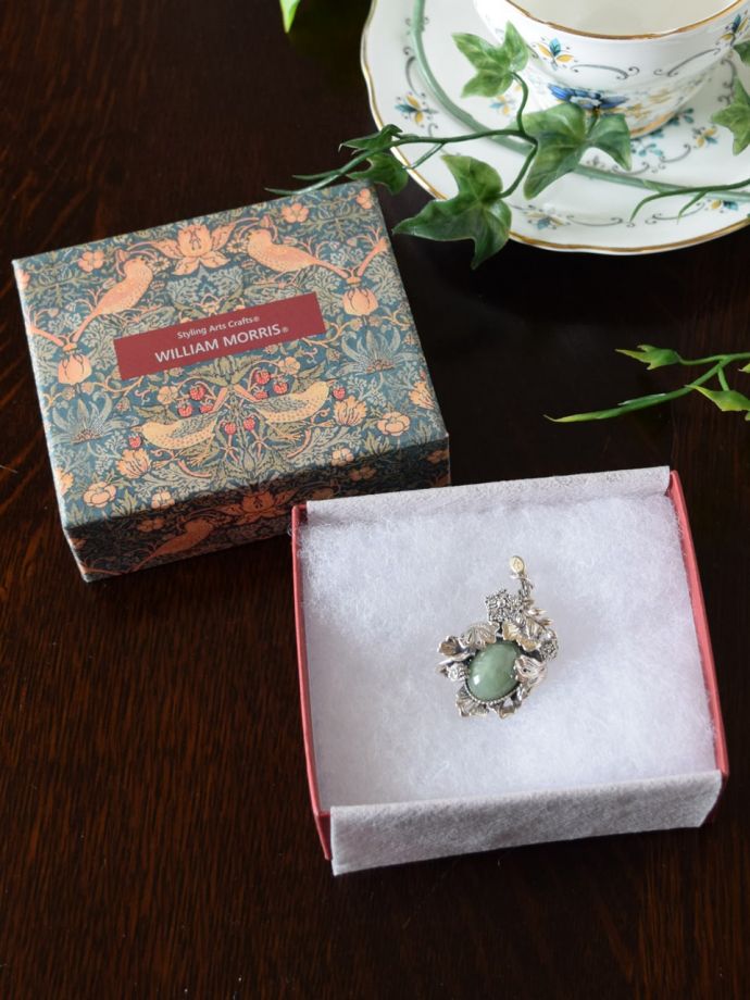 ウィリアムモリスジュエリーの専用ボックス入り