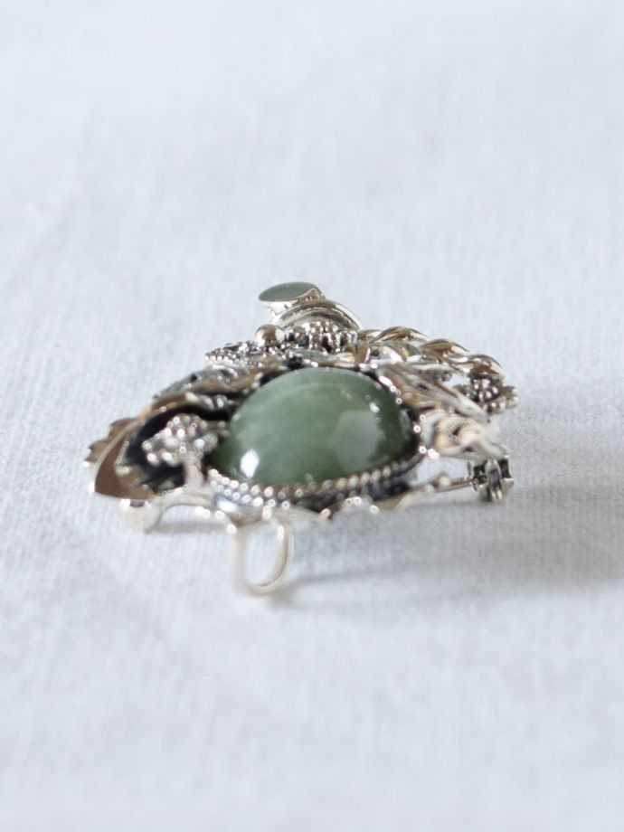 モリスデザインーのブローチ