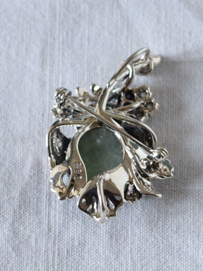 ブローチの裏側