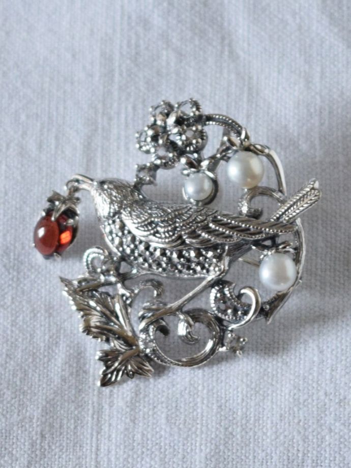 ウィリアムモリスデザインのブローチ