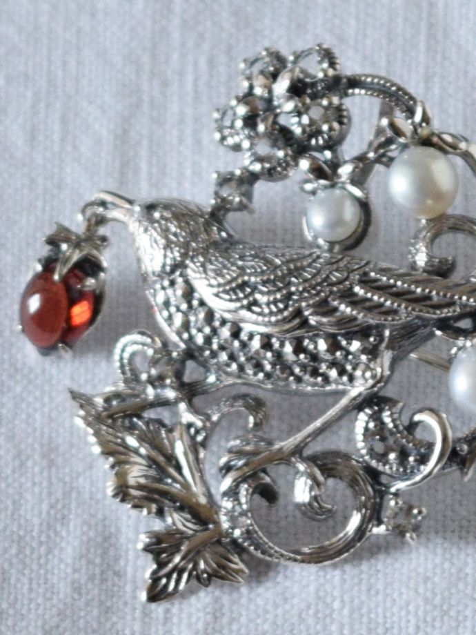 モリスのブローチの天然石