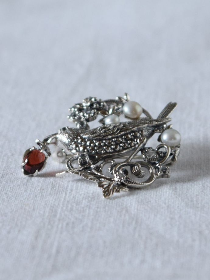 モリスデザインーのブローチ