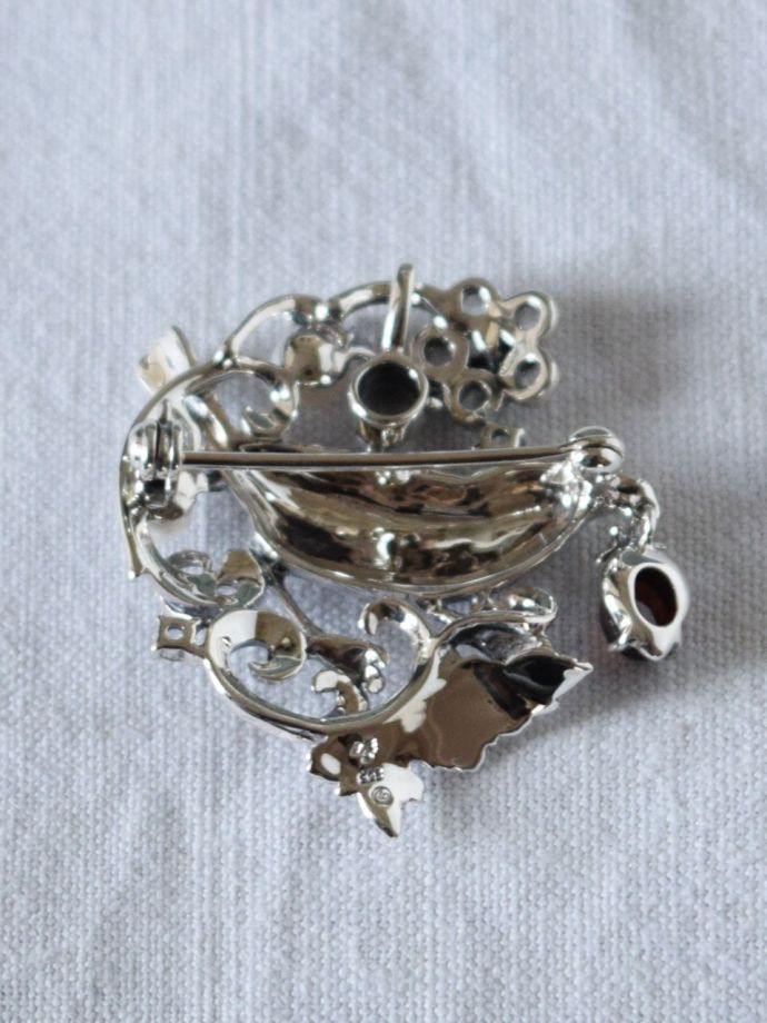 ブローチの裏側