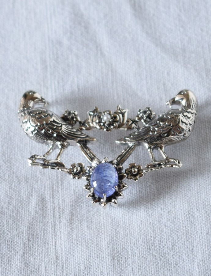 ウィリアムモリスデザインのブローチ