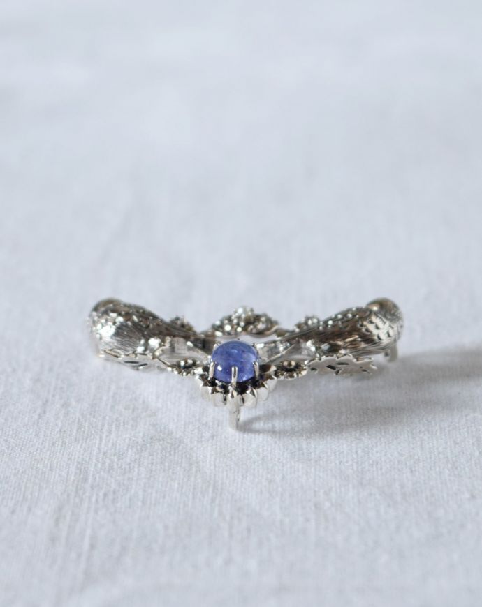 モリスデザインーのブローチ