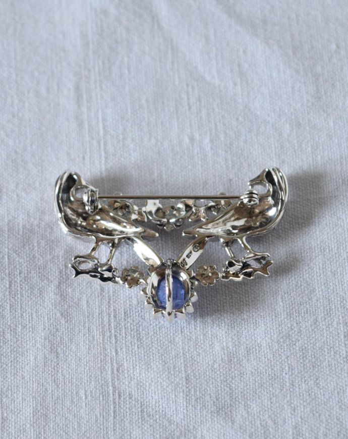 ブローチの裏側