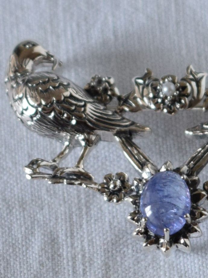 モリスのブローチの天然石