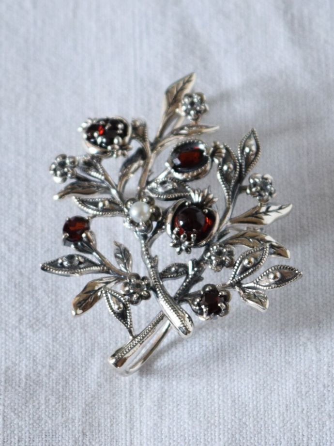 ウィリアムモリスデザインのブローチ