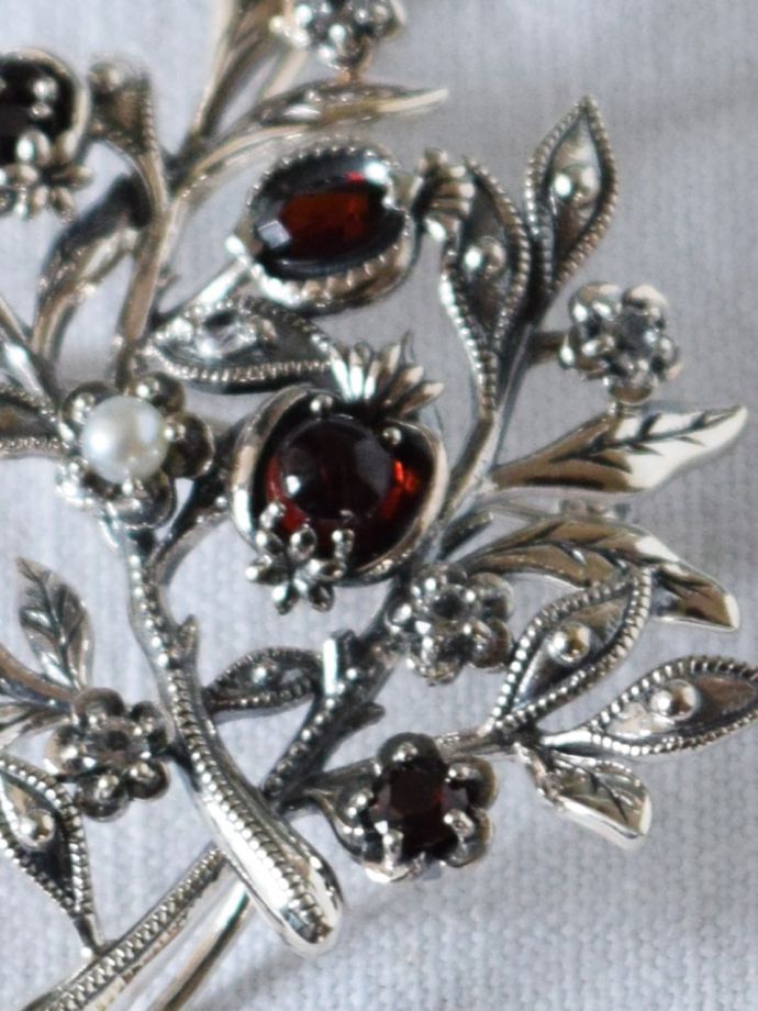 モリスのブローチの天然石