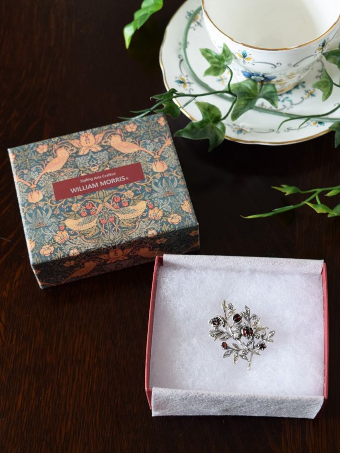 ウィリアムモリスジュエリーの専用ボックス入り