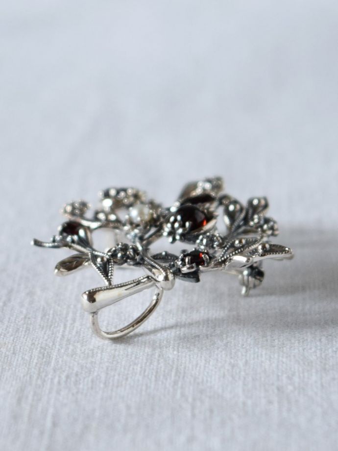 モリスデザインーのブローチ