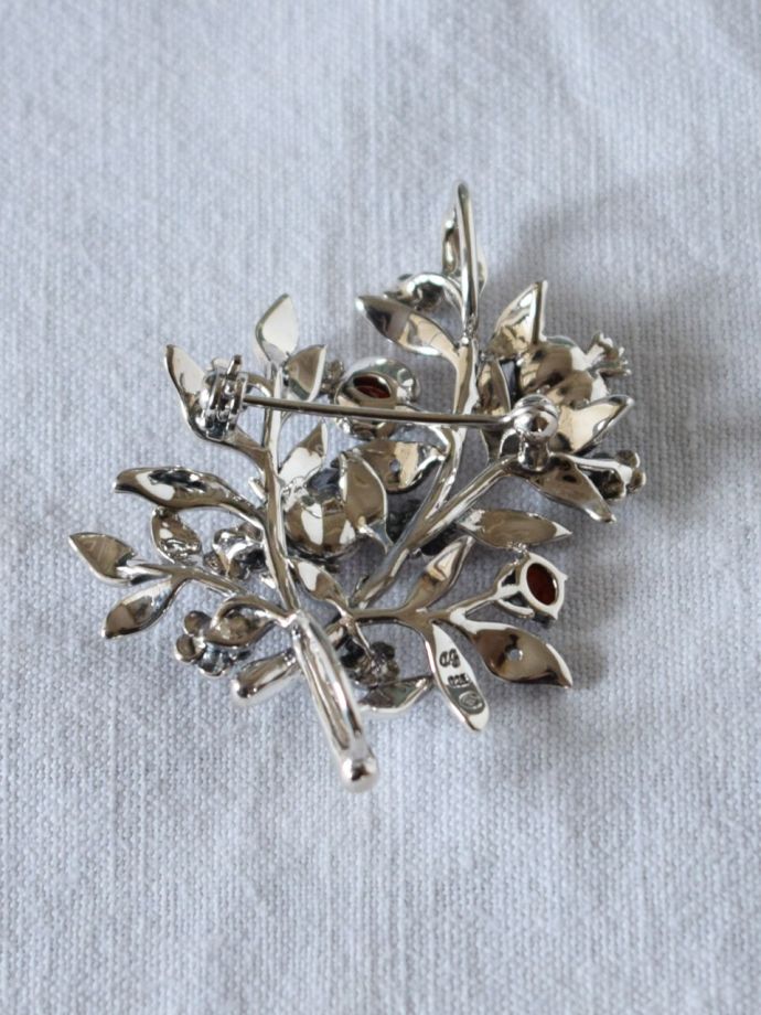 ブローチの裏側