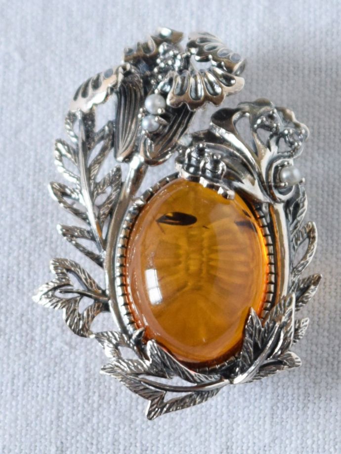 ウィリアムモリスデザインのブローチ