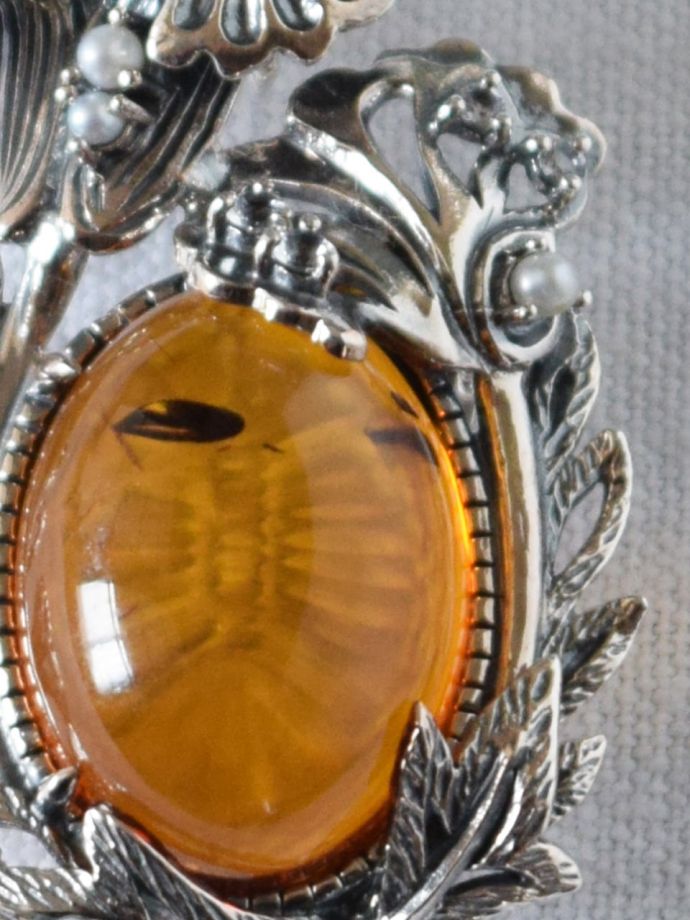 モリスのブローチの天然石