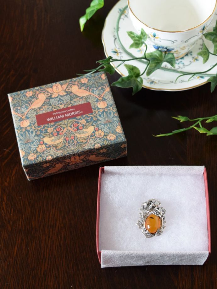 ウィリアムモリスジュエリーの専用ボックス入り