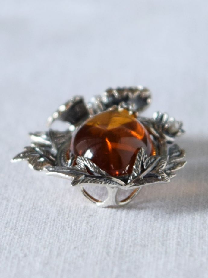 モリスデザインーのブローチ