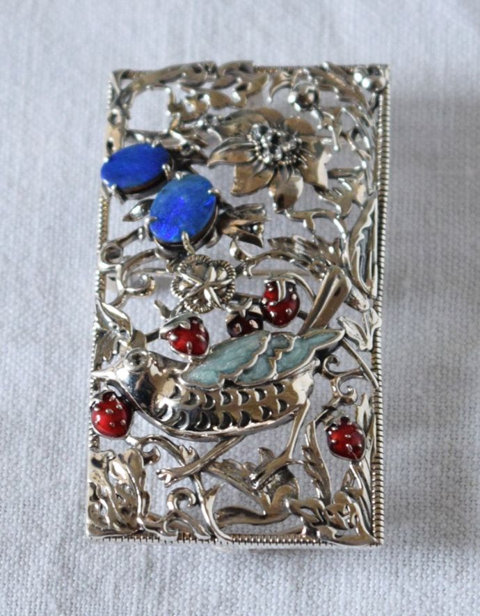 ウィリアムモリスデザインのブローチ