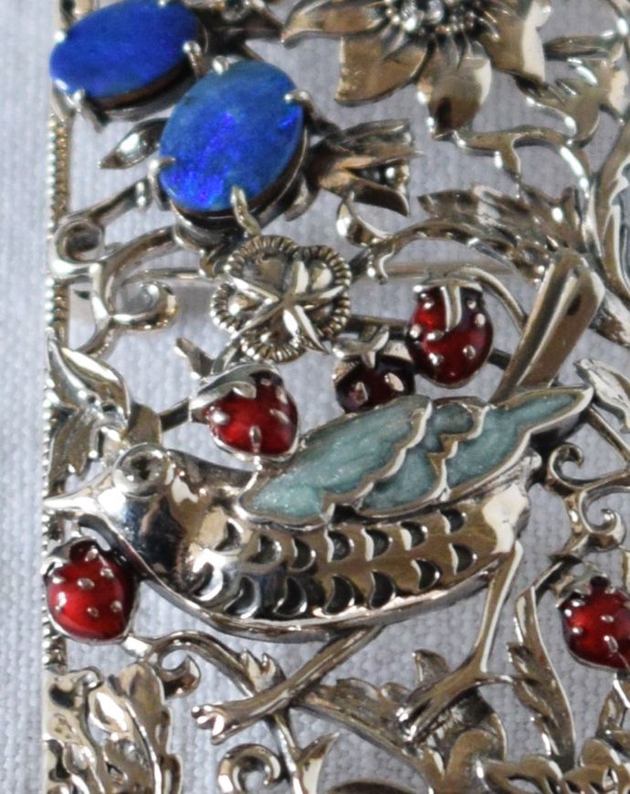 モリスのブローチの天然石