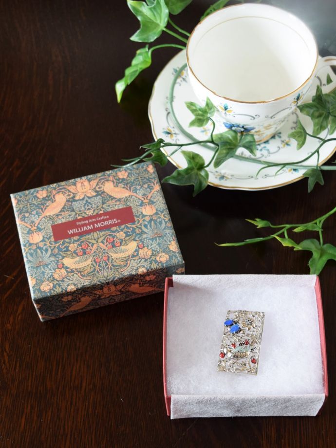 ウィリアムモリスジュエリーの専用ボックス入り