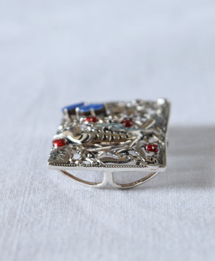 モリスデザインーのブローチ