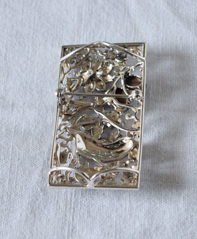ブローチの裏側