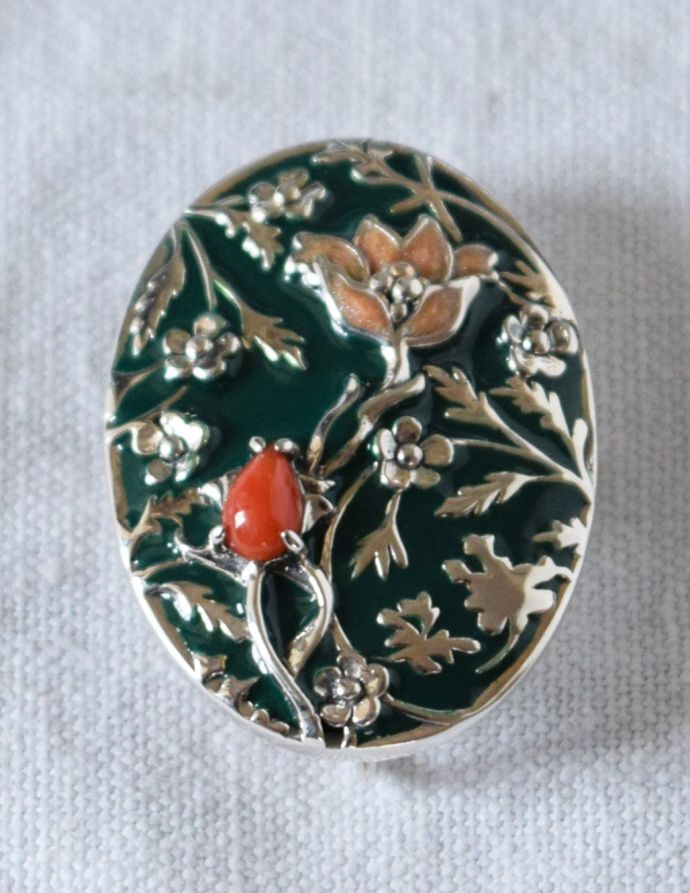 ウィリアムモリスデザインのブローチ