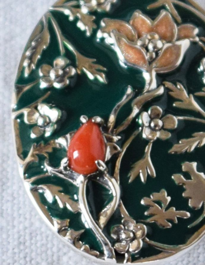 モリスのブローチの天然石