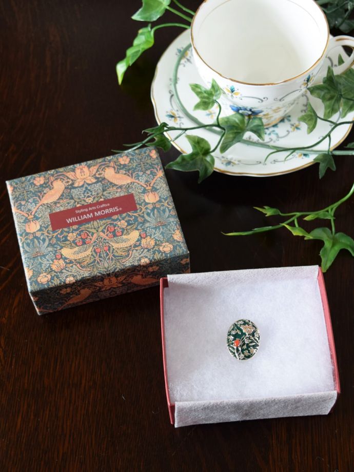 ウィリアムモリスジュエリーの専用ボックス入り