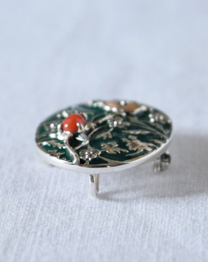 モリスデザインーのブローチ