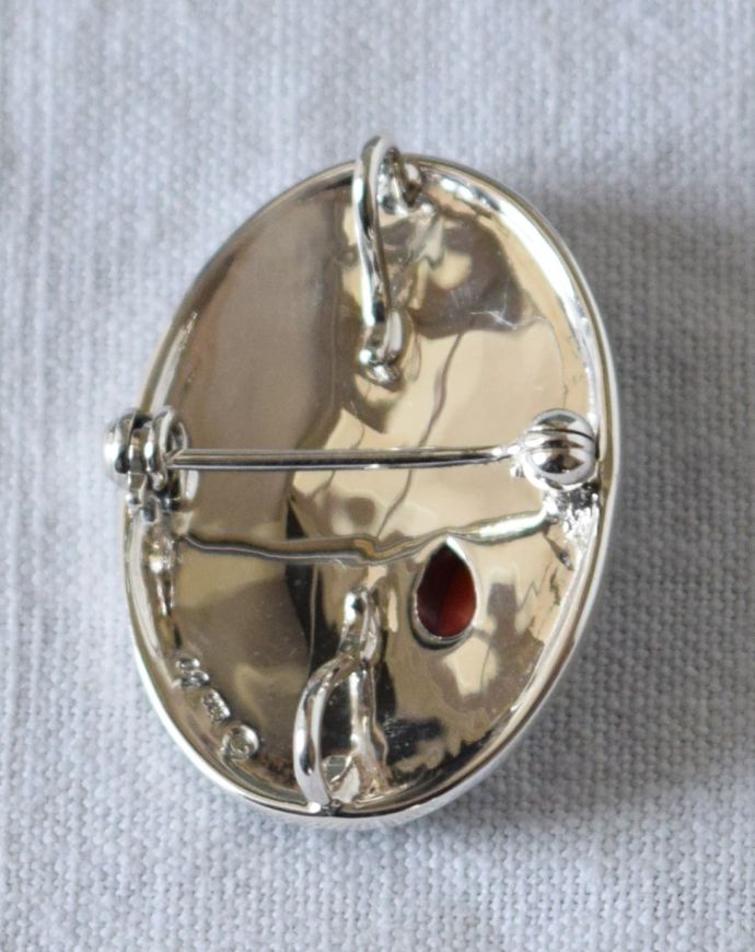 ブローチの裏側