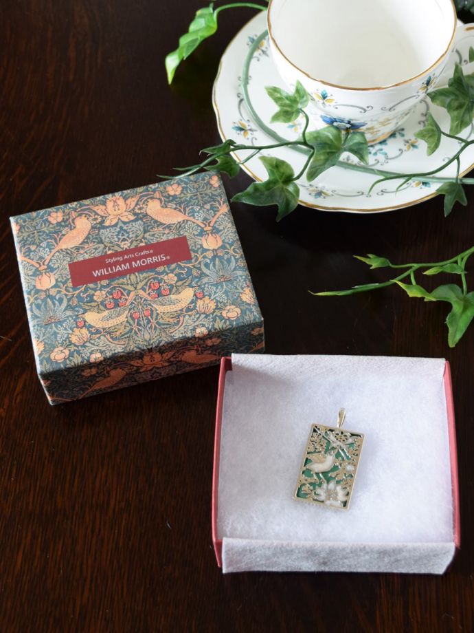 ウィリアムモリスジュエリーの専用ボックス入り