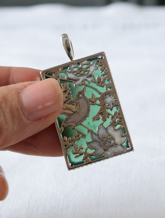 モリスの「小鳥とアネモネ」のデザイン