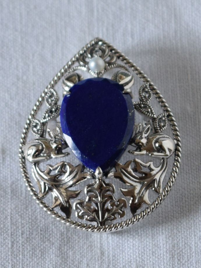 ウィリアムモリスデザインのブローチ