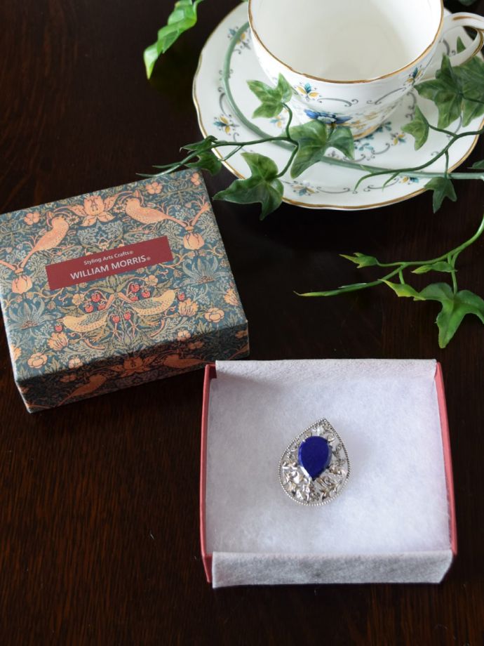 ウィリアムモリスジュエリーの専用ボックス入り