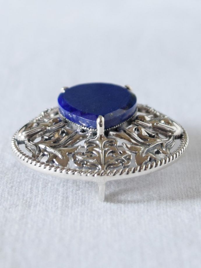 モリスデザインーのブローチ