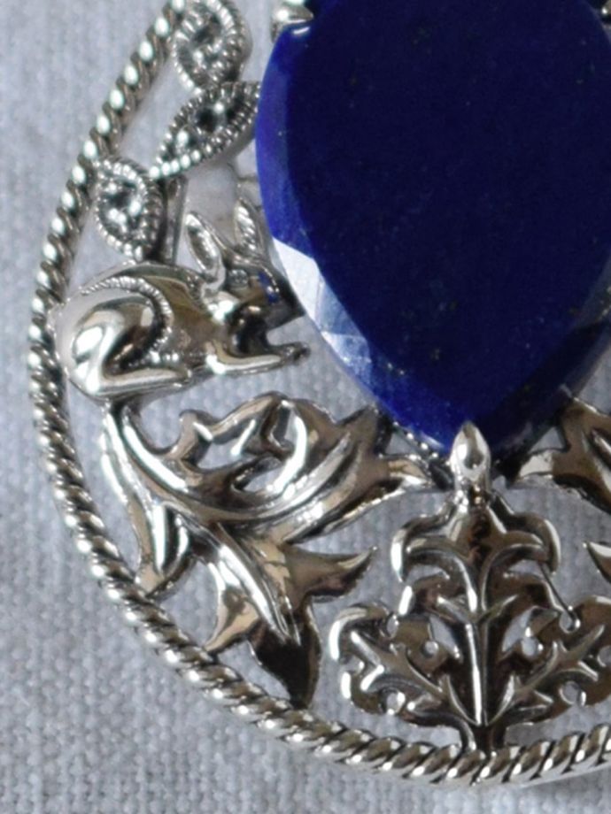 モリスのブローチの天然石