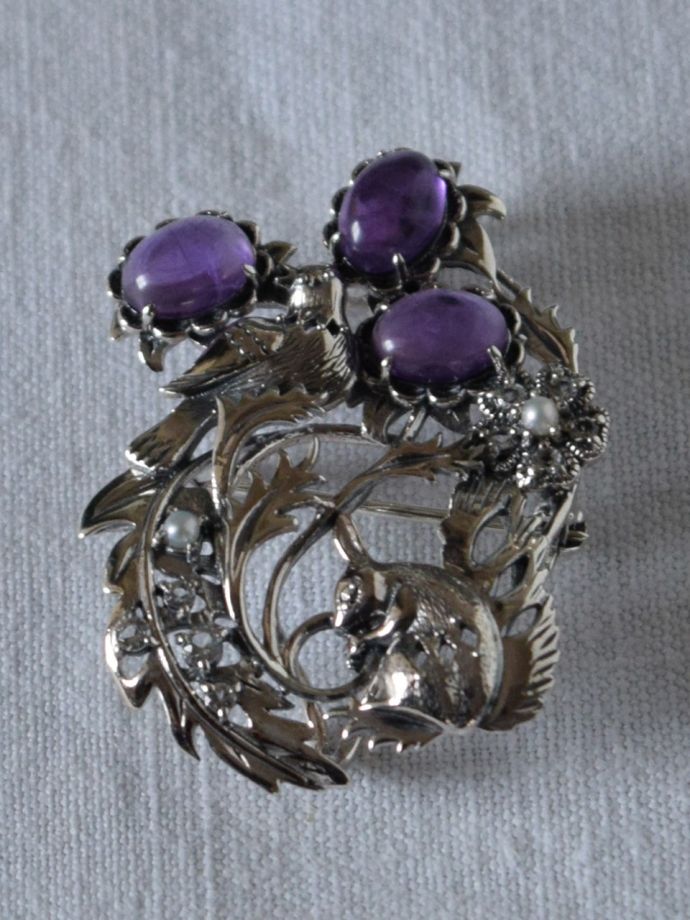 ウィリアムモリスデザインのブローチ