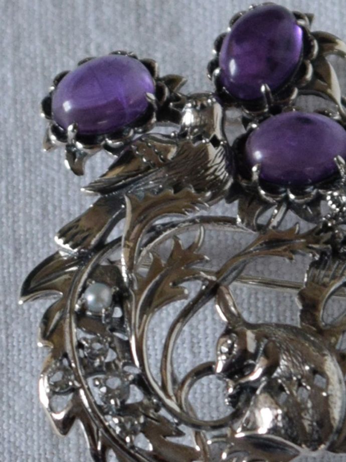 モリスのブローチの天然石