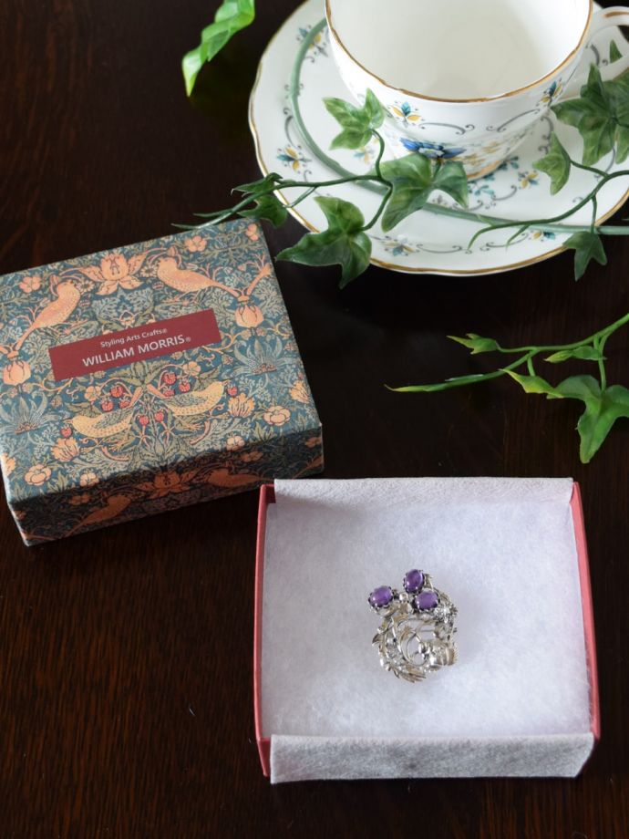 ウィリアムモリスジュエリーの専用ボックス入り