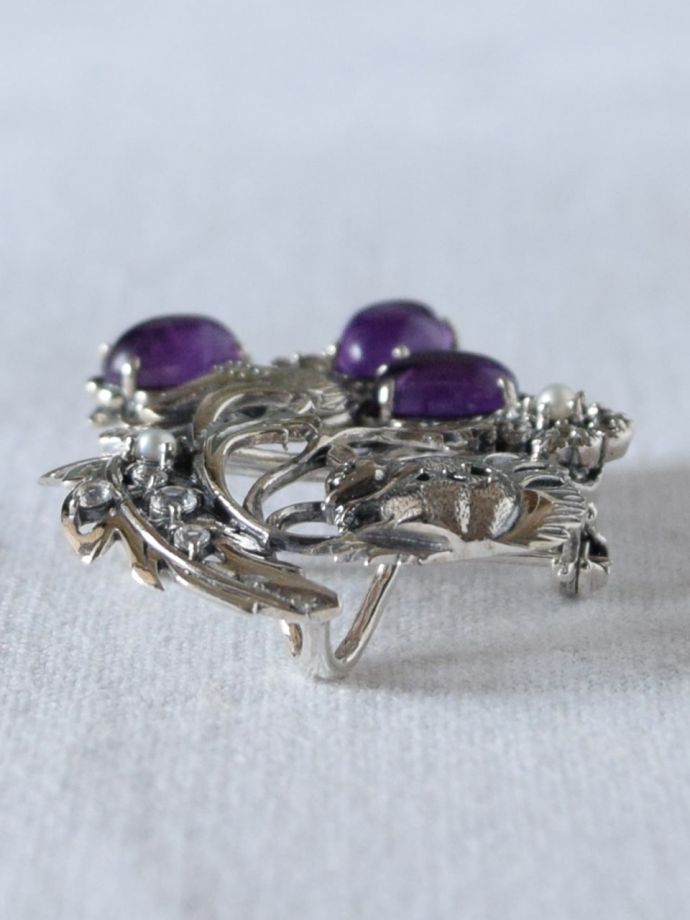 モリスデザインーのブローチ