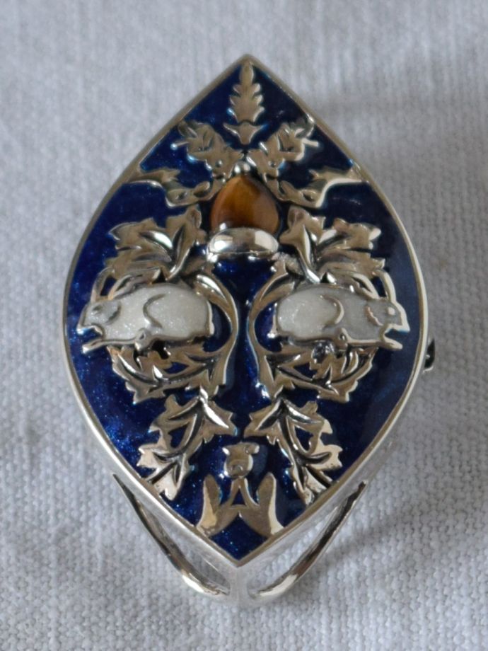 ウィリアムモリスデザインのブローチ