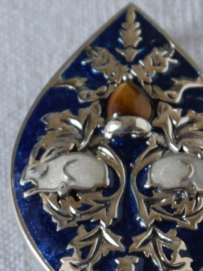 モリスのブローチの天然石
