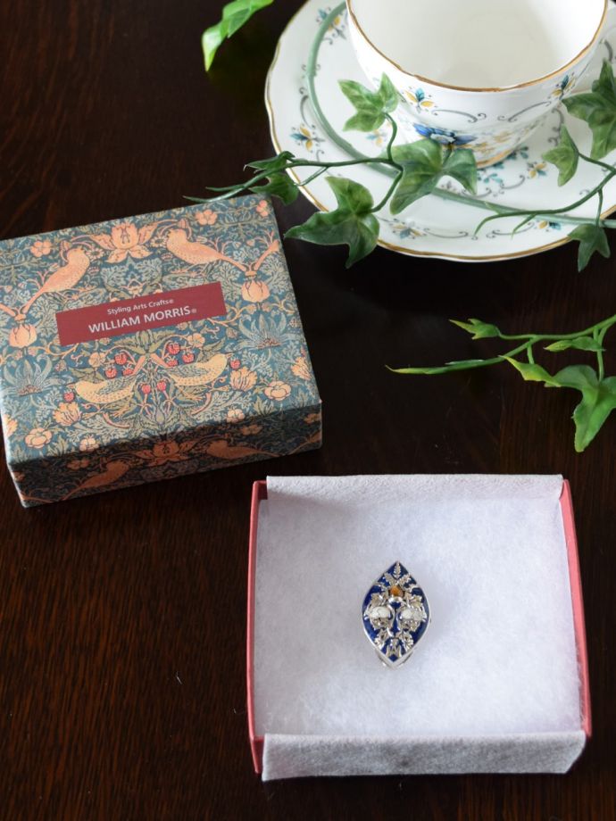 ウィリアムモリスジュエリーの専用ボックス入り