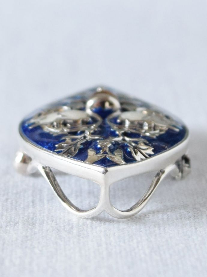 モリスデザインーのブローチ