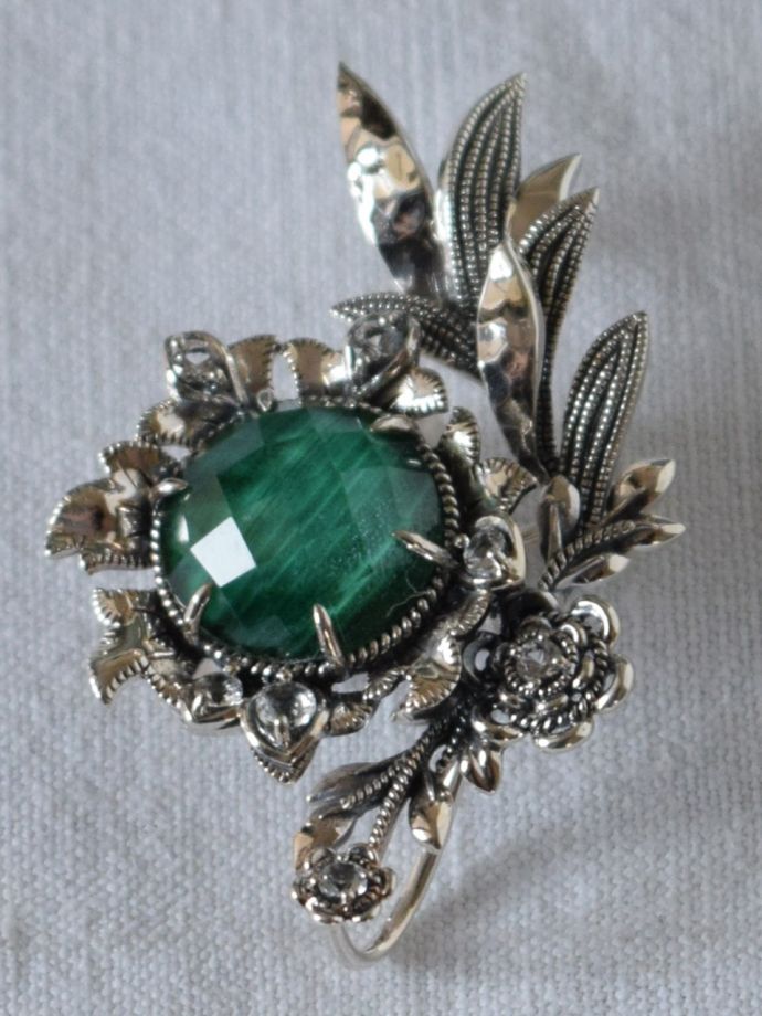 ウィリアムモリスデザインのブローチ