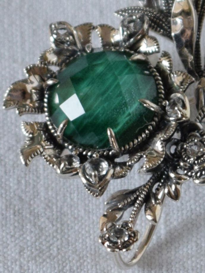 モリスのブローチの天然石