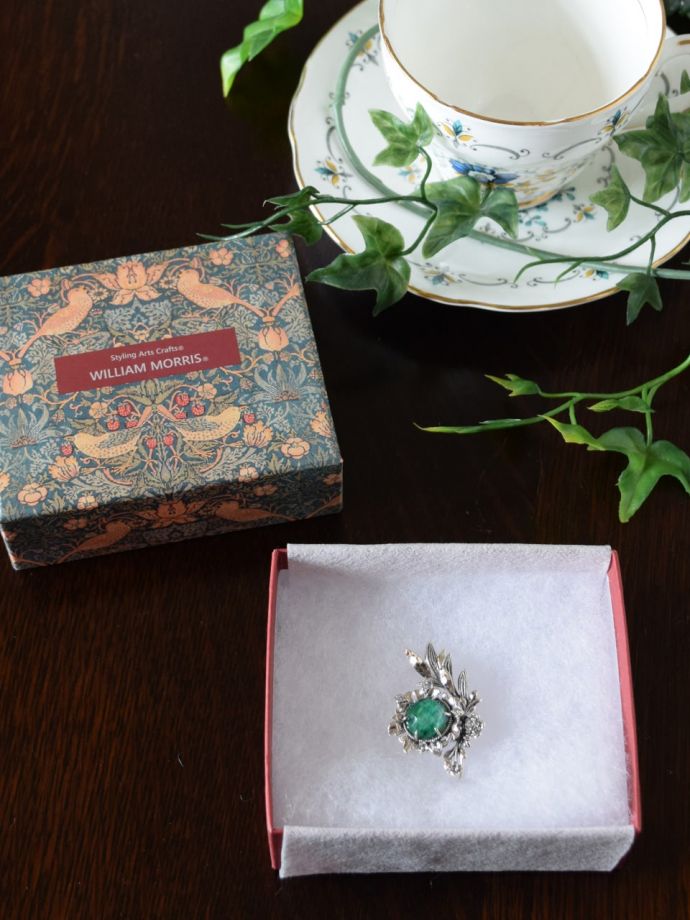 ウィリアムモリスジュエリーの専用ボックス入り